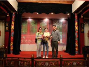 董事長(zhǎng)余國(guó)榮為“女生組”第一名頒獎(jiǎng)