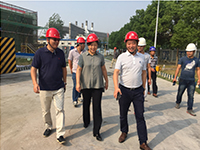 中國(guó)建筑協(xié)會(huì)綠色分會(huì)副會(huì)長(zhǎng)趙靜帶領(lǐng)全國(guó)綠色施工專家對(duì)在建項(xiàng)目申報(bào)“全國(guó)綠色施工示范工程”進(jìn)行驗(yàn)收檢查