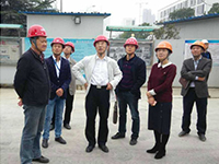 安徽省建筑安全協(xié)會(huì)會(huì)長(zhǎng)陳幼年帶領(lǐng)專家對(duì)在建項(xiàng)目現(xiàn)場(chǎng)進(jìn)行驗(yàn)評(píng)